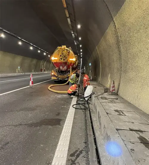 尉犁隧道排水渠清淤